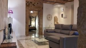 uma sala de estar com um sofá e uma mesa de vidro em DIANA JARDÍN em Cáceres