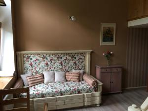 łóżko w pokoju ze wzorem kwiatowym w obiekcie Apartmán Staré časy w Swobodzie nad Upą