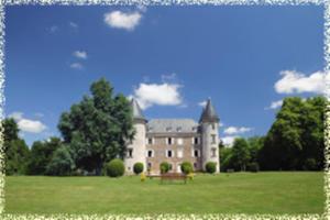 un grand bâtiment dans un champ avec un banc dans l'établissement Hôtellerie de Plein Air Camping Leychoisier, à Bonnac-la-Côte