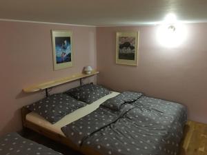 Posteľ alebo postele v izbe v ubytovaní Apartmán Staré časy
