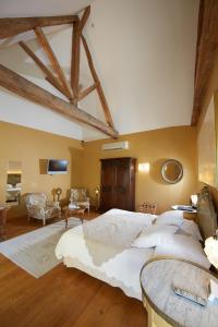 sypialnia z dużym łóżkiem i stołem w obiekcie Olivier Leflaive Hôtel Restaurants w mieście Puligny-Montrachet