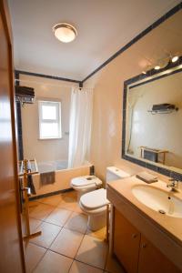 ヴィラモウラにあるOld Village Prestige 101のバスルーム(トイレ、洗面台、鏡付)