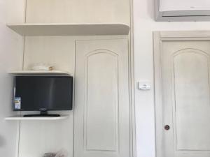 TV a/nebo společenská místnost v ubytování Trulli da Lalli
