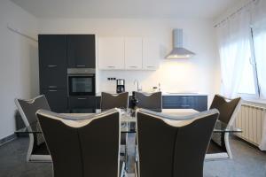- une cuisine avec une table à manger et des chaises dans l'établissement Apartments Zelic, à Zadar