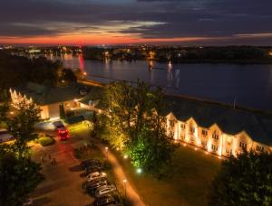Výhled na řeku, která protéká v blízkosti hotelu