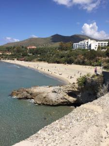 マリーナ・ディ・カメロータにあるLa Punta della Signoraのたくさんの人が集まる浜