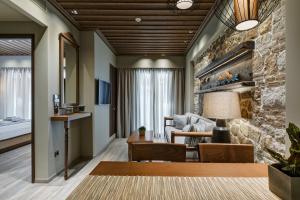 Televízia a/alebo spoločenská miestnosť v ubytovaní Estia Boutique Apartments