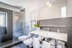 La salle de bains est pourvue d'un lavabo, de toilettes et d'une douche. dans l'établissement Antico Rione, à Vérone