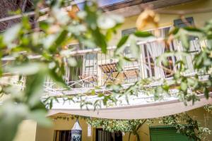 d'un balcon avec des chaises. dans l'établissement Antico Rione, à Vérone