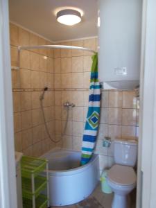 La salle de bains est pourvue d'une douche, d'une baignoire et de toilettes. dans l'établissement Bałtyckie Siedlisko, à Jarosławiec