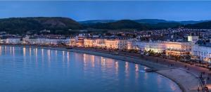een stad met een lichaam van water en gebouwen bij 7 Llewelyn Avenue in Llandudno +14 foto's