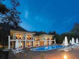 Bazén v ubytování Fortezza Beach Resort nebo v jeho okolí