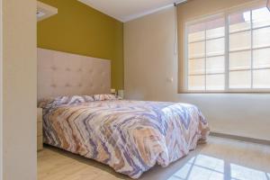 um quarto com uma cama e uma janela em Vive Tarragona em Tarragona