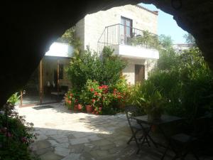 a house with a courtyard with flowers and a table at Esperando in Maroni
