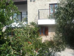 a stone building with trees in front of it at Esperando in Maroni