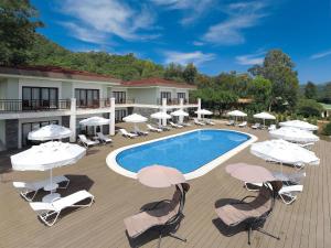Bazén v ubytování Fortezza Beach Resort nebo v jeho okolí