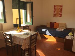 Schlafzimmer mit einem Bett, einem Tisch und Stühlen in der Unterkunft La Punta della Signora in Marina di Camerota