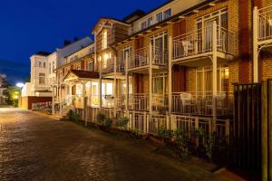 a row of buildings on a street at night at Michels Gästehaus Meerzeit in Norderney