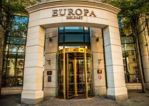 un bâtiment avec une porte tournante devant lui dans l'établissement Europa Hotel, à Belfast