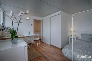 1 dormitorio con cama, escritorio y mesa en Hotelito Boutique Badalona., en Badalona