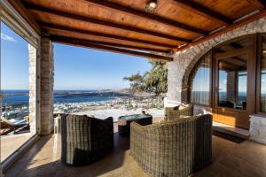 un patio al aire libre con vistas al océano en Amazing Sea View Villa, en Parikia