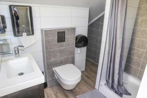 Koupelna v ubytování Lava Guesthouse + 37 fotografií