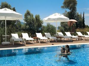 Bazén v ubytování Fortezza Beach Resort nebo v jeho okolí
