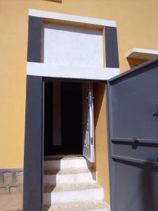 Una puerta con escaleras que conduce a un edificio en Villa Cassis en Ivato