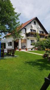 A garden outside Guest House Adrijana