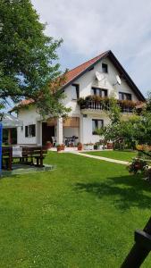 Zahrada ubytování Guest House Adrijana + 37 fotografií