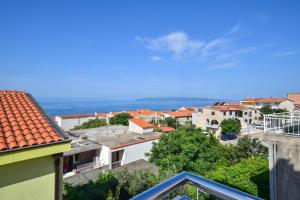 een balkon met uitzicht op de oceaan bij Apartments Evelin in Makarska