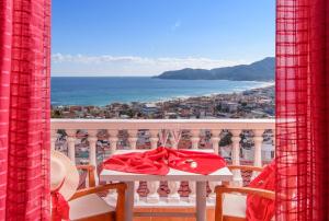 una mesa en un balcón con vistas al océano en Das Maistrali 1 en Sárti