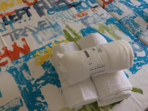 un grupo de rollos de papel higiénico sobre una mesa en Luxury Duplex with pool, en Cabanas de Tavira