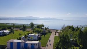 widok z lotu ptaka na pole kempingowe nad jeziorem w obiekcie Sunrise Hotel & Camping w mieście Struga