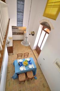 een blauwe tafel met stoelen in een kamer met een trap bij Villa Giannina in Ispica