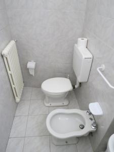 ヴェルバーニアにあるAppartamento Emyのバスルーム(トイレ、ビデ付)