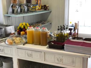 una barra de cocina con un montón de comida y zumo de naranja en Hotel Sant Jordi, en Segur de Calafell