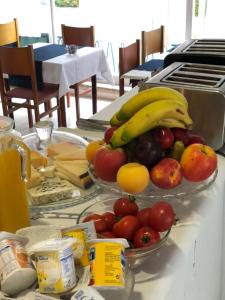 un bol de fruta sentado en una mesa en Hotel Sant Jordi, en Segur de Calafell