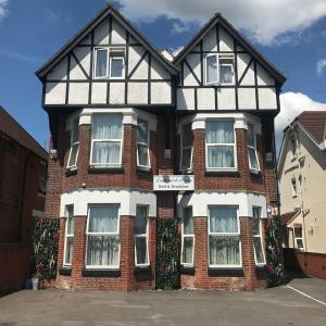 un gran edificio de ladrillo con una casa en blanco y negro en Landguard House Bed Only, en Southampton