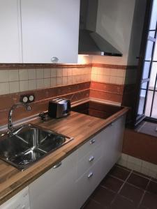 Kuchyň nebo kuchyňský kout v ubytování Apartamento Completo Santa Marina