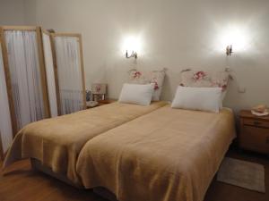 un dormitorio con dos camas con almohadas en Art House Petunia, en Tiflis