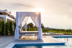 Bazén v ubytovaní Bellevue Villas with private pool alebo v jeho blízkosti