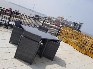 einen Tisch und Stühle auf einem Balkon mit Meerblick in der Unterkunft Pavilion Holiday Apartments in Weston-super-Mare