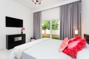 Łóżko lub łóżka w pokoju w obiekcie Maravillosa Villa de Lujo con Piscina Privada