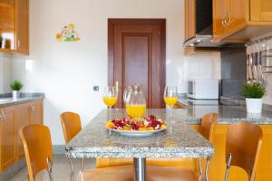 Kuchnia lub aneks kuchenny w obiekcie Maravillosa Villa de Lujo con Piscina Privada