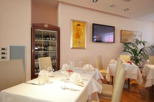TV a/nebo společenská místnost v ubytování Hotel Major