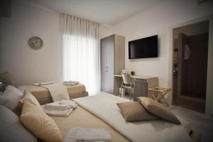 salon z dwoma łóżkami i kanapą w obiekcie Central Apartments w mieście Crotone