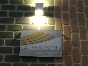 una señal de museo en una pared con luz en La Maison en Margherita di Savoia