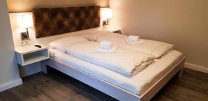 ヴィンターベルクにあるFerienquartier Winterbergのタオル2枚が備わるドミトリールームのベッド1台分です。