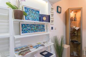 una habitación con estanterías blancas con pinturas. en Apartments Villa Tre Marie, en Rovinj